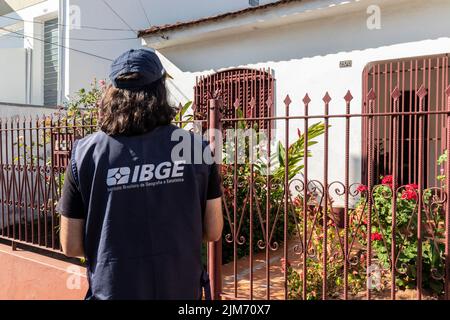 Marilia, Brasile, 01 agosto 2022. Chi prende il censimento alla porta di una casa per raccogliere i dati dal censimento del 2022 nella città di Marília. Operatori del censimento dell'Istituto Brasiliano di Geografia e Statistica, IBGE Foto Stock