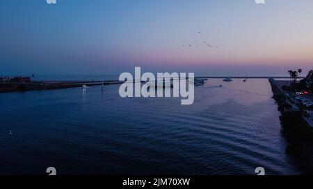 Un cielo luminoso al tramonto sull'acqua a Marina del Rey, California Foto Stock