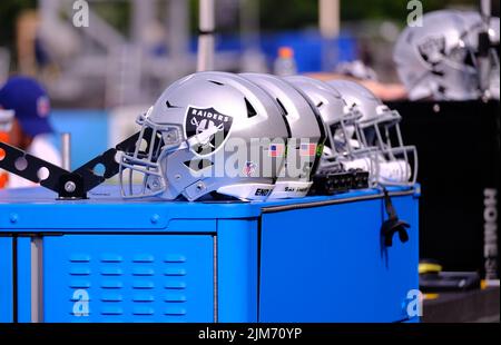 Canton, OH, Stati Uniti. 4th ago 2022. Caschi dei Raiders durante il gioco della Jacksonville Jaguars vs Las Vegas Raiders Hall of Fame a Canton, OH. Jason Pohuski/CSM/Alamy Live News Foto Stock