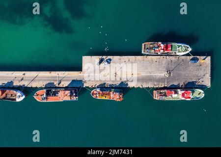 Theres sempre qualcosa che continua lungo la costa. Inquadratura ad alto angolo di barche ormeggiate lungo un molo. Foto Stock