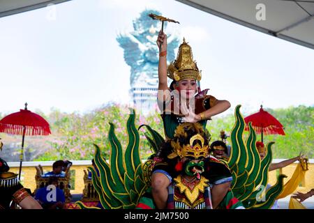 Ungasan, Indonesia - 2 Settembre 2019: Tradizionale Garuda Wisnu ballet danza eseguita presso la GWK parco culturale Foto Stock