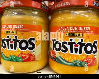 Grovetown, GA USA - 05 03 22: Negozio al dettaglio Tositos Medium chip DIP Foto Stock