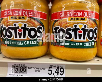 Grovetown, GA USA - 05 03 22: Negozio al dettaglio chip DIP Tostitos con queso medium Foto Stock