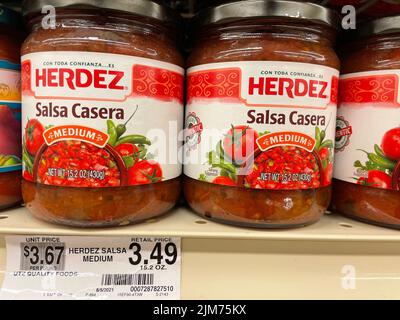 Grovetown, GA USA - 05 03 22: Negozio al dettaglio chip DIP Herdez salsa shelf tag Foto Stock