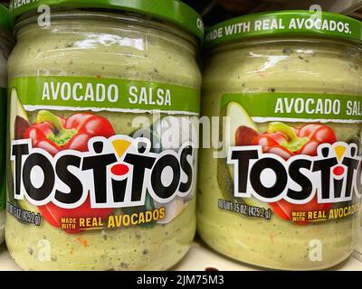 Grovetown, GA USA - 05 03 22: Negozio al dettaglio di salsa di avocado di Tositos Foto Stock