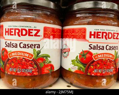 Grovetown, GA USA - 05 03 22: Negozio al dettaglio chip DIP Herdez Salsa Foto Stock