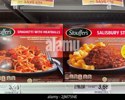 Grovetown, GA USA - 05 04 22: Negozio al dettaglio Frozen food Stouffers cena e prezzo tag Foto Stock