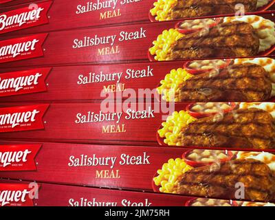 Grovetown, GA USA - 05 04 22: Negozio di alimentari congelati stack di cene per banchetti Foto Stock