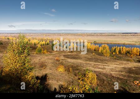 Paesaggio autunnale nella regione Ryazan, vista sul Oka, il villaggio di Konstantinovo. Vista frontale. Foto Stock