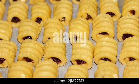 Per celebrare Idul Fitri o Eid al Fitr vengono serviti biscotti indonesiani fatti in casa con crostata di ananas o Nastar Foto Stock