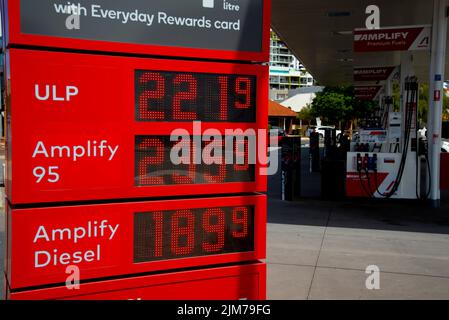 Perth, Australia - 9 marzo 2022: Prezzi del combustibile record nella stazione di benzina Ampol Foto Stock