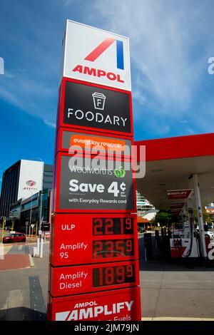 Perth, Australia - 9 marzo 2022: Prezzi del combustibile record nella stazione di benzina Ampol Foto Stock