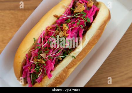 primo piano nella piastra di carta togliere il fast food Foto Stock