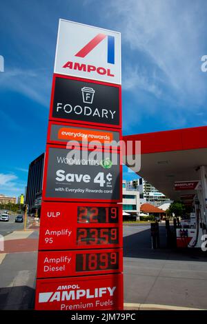 Perth, Australia - 9 marzo 2022: Prezzi del combustibile record nella stazione di benzina Ampol Foto Stock