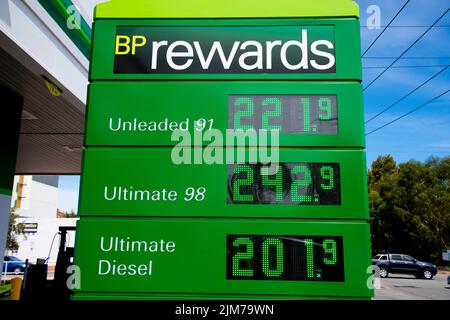 Perth, Australia - 9 marzo 2022: Prezzi del carburante record presso la stazione di servizio BP Foto Stock