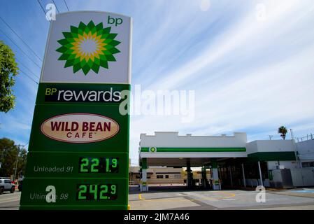 Perth, Australia - 9 marzo 2022: Prezzi del carburante record presso la stazione di servizio BP Foto Stock