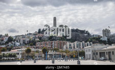 Un bellissimo scatto della torre Coit nel quartiere di Telegraph Hill di San Francisco contro il cielo nuvoloso durante il giorno, California, Stati Uniti Foto Stock