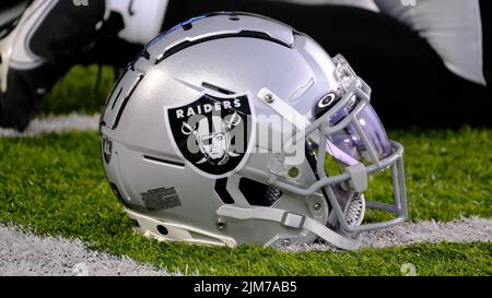 Canton, OH, Stati Uniti. 4th ago 2022. Casco da Raiders durante il gioco della Jacksonville Jaguars vs Las Vegas Raiders Hall of Fame a Canton, Ohio. Jason Pohuski/CSM/Alamy Live News Foto Stock