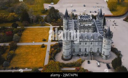 Una vista aerea del castello di Inveraray nelle colline delle Highlands occidentali, Scozia Foto Stock