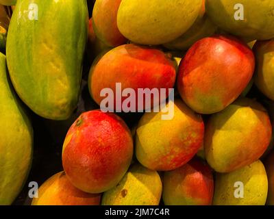 Grovetown, GA USA - 03 15 22: Negozio al dettaglio di prodotti freschi di papaya esposizione Foto Stock