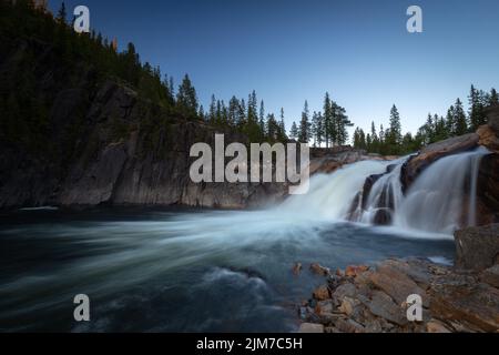 Cascata di Hytfossen durante il tramonto. Tempo di esposizione lungo su acqua fluente. Bella località turistica vicino ad Alen. Foto Stock