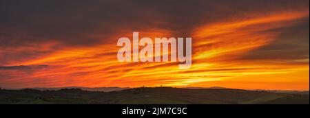 Un tramonto spettacolare sulle Crete Senesi - Toscana - Italia Foto Stock