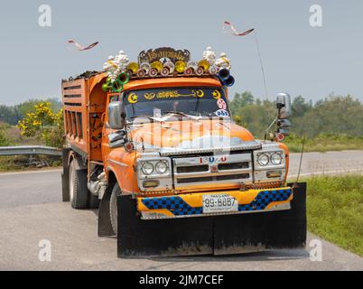 SAMUT PRAKAN, THAILANDIA, Apr 20 2022, Un camion retrò dipinto guida sulla strada rurale Foto Stock