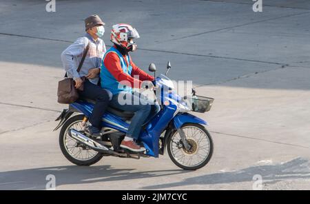 SAMUT PRAKAN, THAILANDIA, 02 2022 GIUGNO, Un tassista su una moto con un uomo. Foto Stock