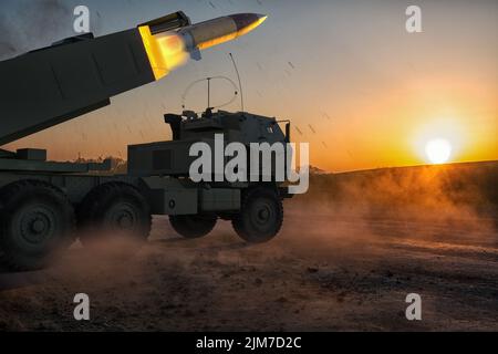 Lockheed Martin M142 High Mobility Artillery Rocket System (Himars) sparando il missile balistico a corto raggio MGM-140 (M57) ATACMS Foto Stock