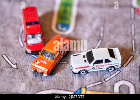 Una vista dall'alto delle auto giocattolo Mattel Hot Wheels, tra cui l'Audi quattro, su una strada da gioco Foto Stock