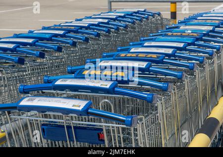 Bratislava, Slovacchia - Agosto, 4, 2022 : carrelli o carrelli IKEA. IKEA è il più grande rivenditore di mobili al mondo dal 2008 e progetta Foto Stock