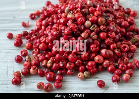 Peperoni rossi brasiliani rosa o rosa (schinus terebinthifolius) Foto Stock