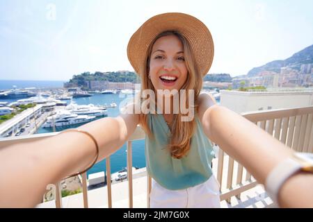 Bella ragazza turistica prende autoritratto a Monte-Carlo, Monaco Foto Stock