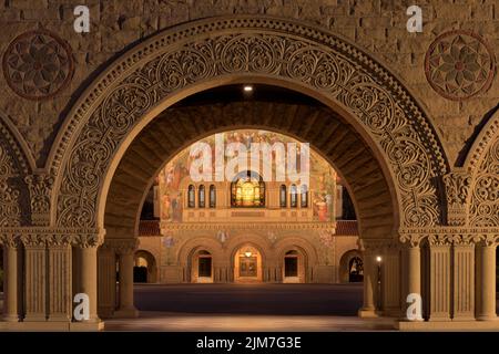 Stanford Memorial Church attraverso il Memorial Court presso il Main Quad Foto Stock