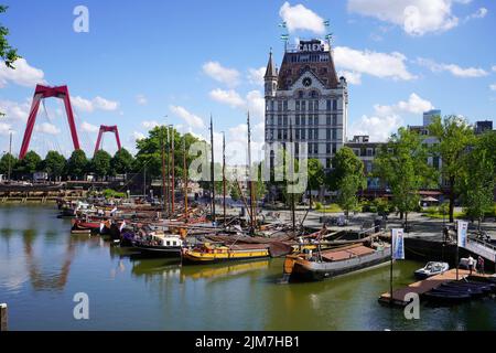 ROTTERDAM, PAESI BASSI - 9 GIUGNO 2022: Oude Haven, uno dei porti più antichi di Rotterdam con Witte Huis Building e Willemsbrug Bridge, Paesi Bassi Foto Stock