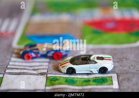 Un mix di macchinine Hot Wheels in una strada da gioco Foto Stock