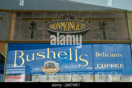 Vetrina di antiquariato e pubblicità sul vecchio grande magazzino nella città di Rainbow a Victoria, Australia Foto Stock