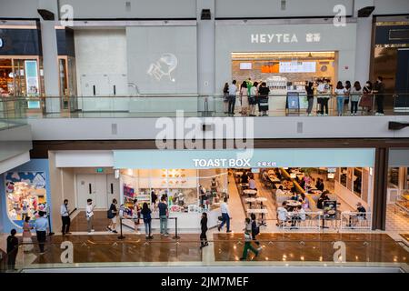 Heytea and Toast Box offre bevande a Marina Bay Sands, attirando anche gruppi di età diverse. Diventare una cultura a Singapore. 2022. Foto Stock