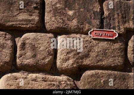 Insegna del percorso cittadino sulle mura della città, Newcastle-upon-Tyne Foto Stock