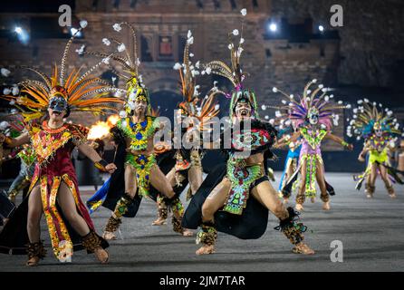 I Guerrieri aztechi di banda Monumental De Mexico si esibiscono sull'Esplanade del Castello di Edimburgo presso il Royal Edinburgh Military Tattoo di quest'anno. Dopo un periodo di due anni, il Tattoo torna con lo spettacolo del 2022 intitolato 'Voices' con oltre 800 artisti e comprende spettacoli internazionali dal Messico, dagli Stati Uniti, dalla Svizzera e dalla Nuova Zelanda. Data foto: Giovedì 4 agosto 2022. Foto Stock