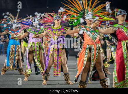 I Guerrieri aztechi di banda Monumental De Mexico si esibiscono sull'Esplanade del Castello di Edimburgo presso il Royal Edinburgh Military Tattoo di quest'anno. Dopo un periodo di due anni, il Tattoo torna con lo spettacolo del 2022 intitolato 'Voices' con oltre 800 artisti e comprende spettacoli internazionali dal Messico, dagli Stati Uniti, dalla Svizzera e dalla Nuova Zelanda. Data foto: Giovedì 4 agosto 2022. Foto Stock