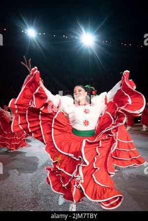 I ballerini di banda Monumental De Mexico si esibiscono sull'Esplanade del Castello di Edimburgo presso il Royal Edinburgh Military Tattoo di quest'anno. Dopo un periodo di due anni, il Tattoo torna con lo spettacolo del 2022 intitolato 'Voices' con oltre 800 artisti e comprende spettacoli internazionali dal Messico, dagli Stati Uniti, dalla Svizzera e dalla Nuova Zelanda. Data foto: Giovedì 4 agosto 2022. Foto Stock