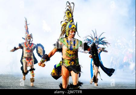 I Guerrieri aztechi di banda Monumental De Mexico si esibiscono sull'Esplanade del Castello di Edimburgo presso il Royal Edinburgh Military Tattoo di quest'anno. Dopo un periodo di due anni, il Tattoo torna con lo spettacolo del 2022 intitolato 'Voices' con oltre 800 artisti e comprende spettacoli internazionali dal Messico, dagli Stati Uniti, dalla Svizzera e dalla Nuova Zelanda. Data foto: Giovedì 4 agosto 2022. Foto Stock