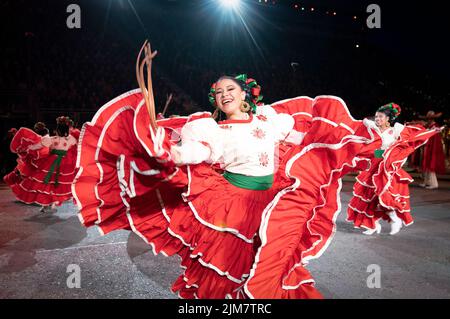 I ballerini di banda Monumental De Mexico si esibiscono sull'Esplanade del Castello di Edimburgo presso il Royal Edinburgh Military Tattoo di quest'anno. Dopo un periodo di due anni, il Tattoo torna con lo spettacolo del 2022 intitolato 'Voices' con oltre 800 artisti e comprende spettacoli internazionali dal Messico, dagli Stati Uniti, dalla Svizzera e dalla Nuova Zelanda. Data foto: Giovedì 4 agosto 2022. Foto Stock