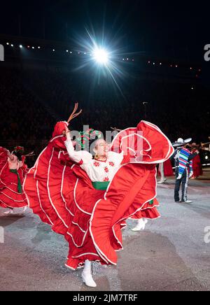 I ballerini di banda Monumental De Mexico si esibiscono sull'Esplanade del Castello di Edimburgo presso il Royal Edinburgh Military Tattoo di quest'anno. Dopo un periodo di due anni, il Tattoo torna con lo spettacolo del 2022 intitolato 'Voices' con oltre 800 artisti e comprende spettacoli internazionali dal Messico, dagli Stati Uniti, dalla Svizzera e dalla Nuova Zelanda. Data foto: Giovedì 4 agosto 2022. Foto Stock