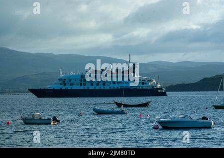 Bantry, Irlanda, venerdì 5 agosto 2022; la nave da crociera Island Sky è arrivata a Bantry questa mattina trasportando 200 passeggeri. E' la seconda volta che la nave da crociera si trova a West Cork dopo essere stata a Schull la scorsa settimana. I passeggeri sono sbarcati sulla riva per fare delle gite di un giorno al Mizen Head, Ring of Beara, Garnish Island e alla città di Bantry. Credit ed/Alamy Live News Foto Stock