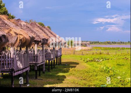 Capanne con tetto di paglia vuote utilizzate come ristorante lungo il lago Prey Pros durante il COVID - 19 pandemia, Prey Pros Rest Area, Kampong Thom Provincia, Cambogia. Credito: Kraig Lieb Foto Stock