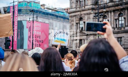 Glasgow, Scotalnd - 30 luglio 2022 protesta contro la Russia con i partecipanti che chiedono che la Russia sia riconosciuta come stato terroristico, guerra in Ucraina Foto Stock