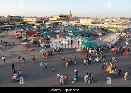 MARRAKECH, MAROCCO - 29 OTTOBRE 2021: Gente a Jemaa el-Fnaa dove piazza principale di Marrakech, usato da locali e turisti Foto Stock