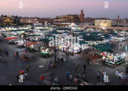 MARRAKECH, MAROCCO - 29 OTTOBRE 2021: Gente a Jemaa el-Fnaa dove piazza principale di Marrakech, usato da locali e turisti Foto Stock